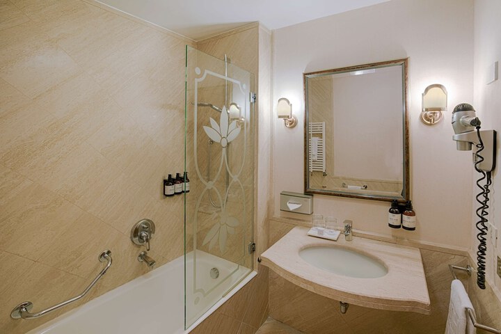 Room 32 of 59