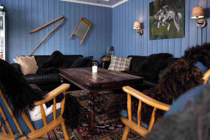 Lounge 37 of 61