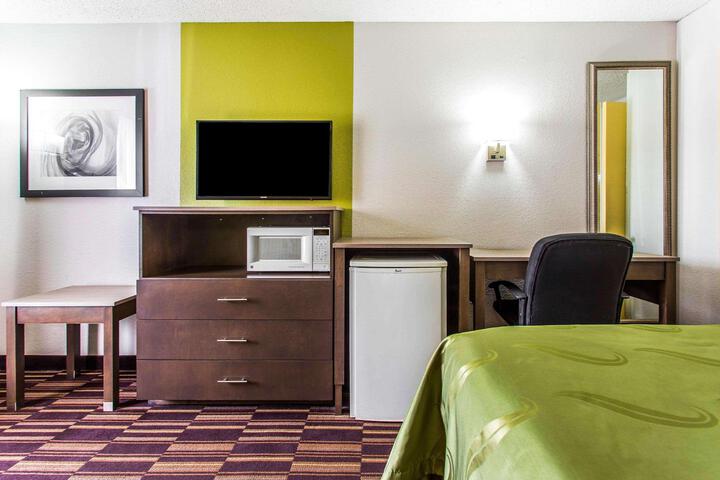 1 King Bed (5 of 7)