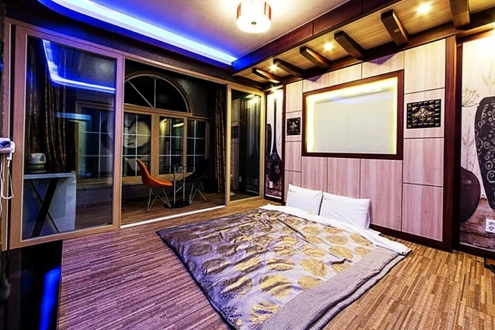 Room 2 of 6