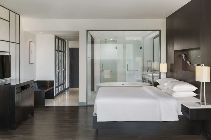 Room 34 of 185