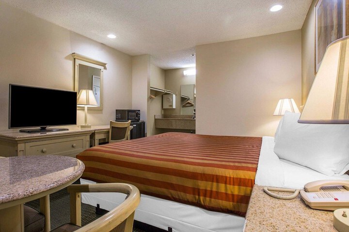 1 King Bed (3 of 5)