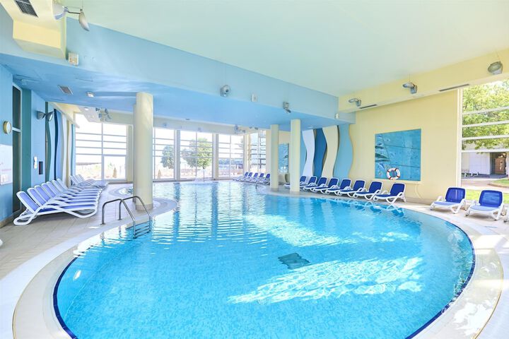 Pool 33 of 66