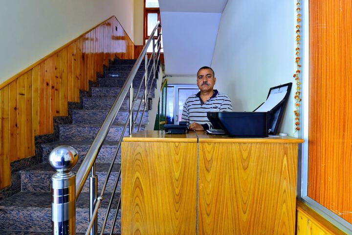 OYO 38661 HOTEL APNA GHAR