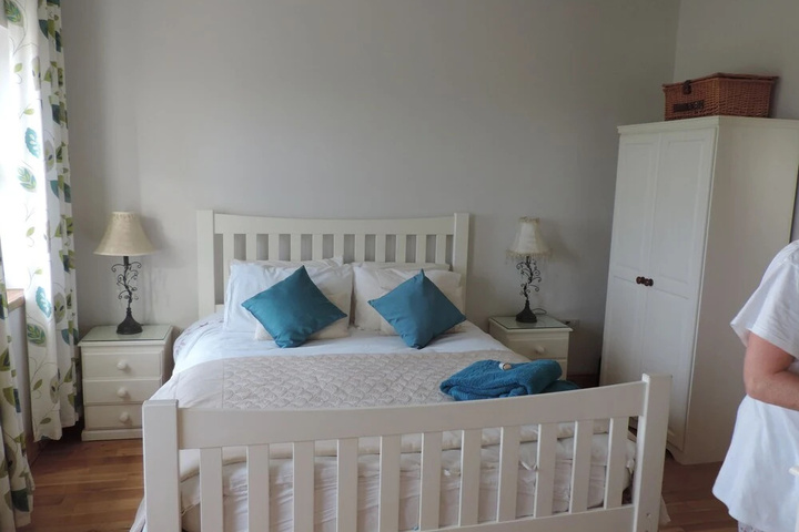 Room 4 of 8