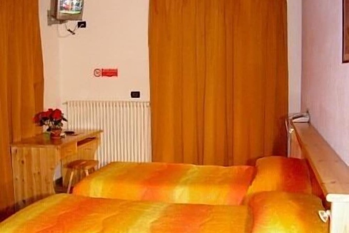 Room 4 of 48