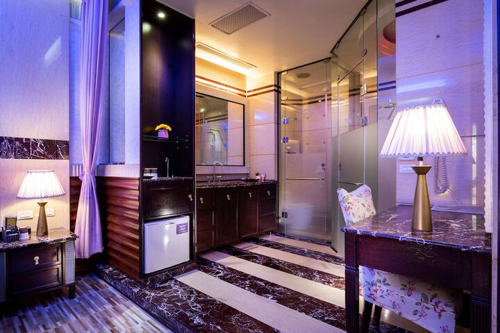 Room 53 of 83