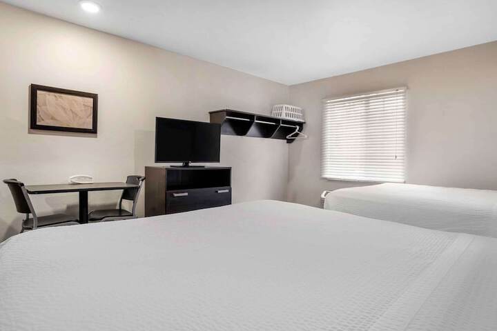 Standard Studio 1 Queen Bed (4 of 12)