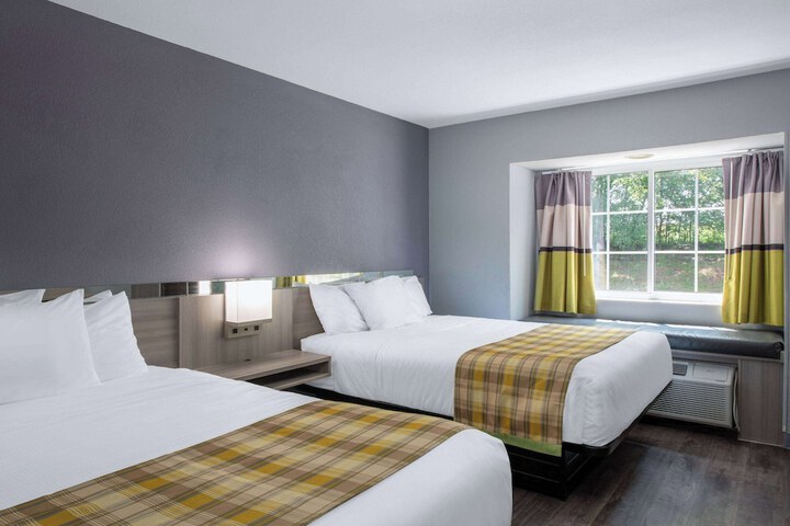 1 Queen Bed Accessible Room (10 of 11)