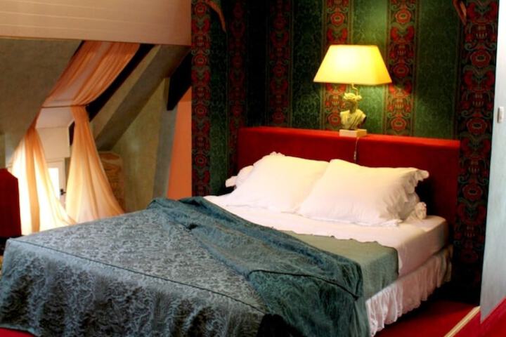 Room 2 of 33