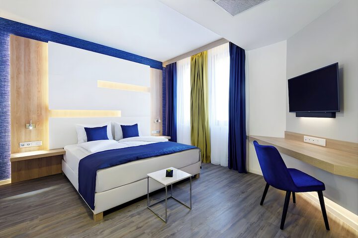 Room 7 of 25