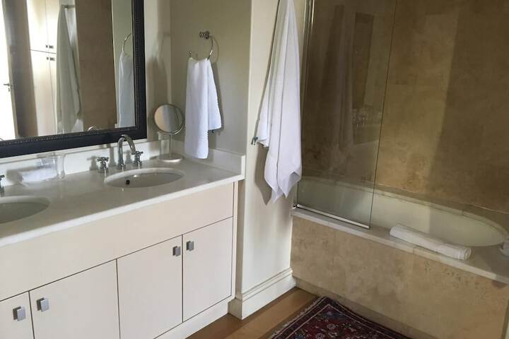 Room 32 of 49