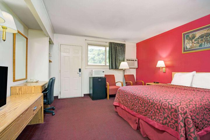 1 Queen Bed (2 of 10)