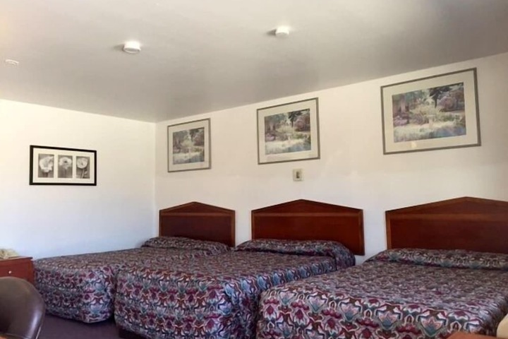 2 Queen Beds (2 of 9)