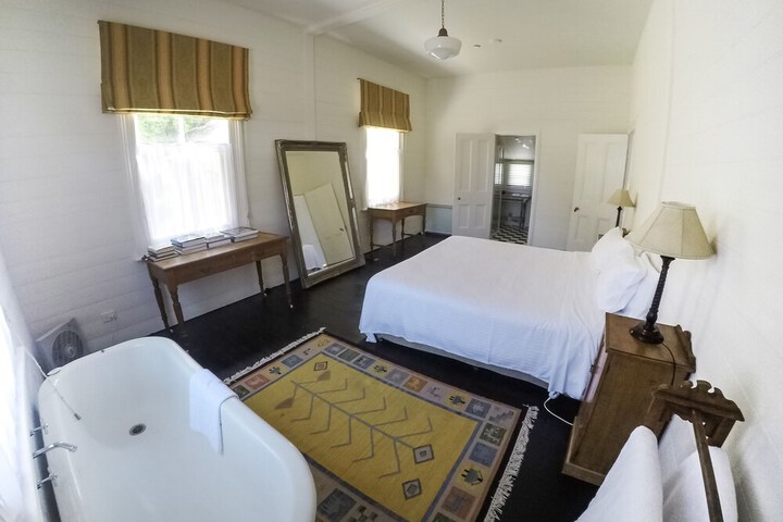 Room 17 of 28