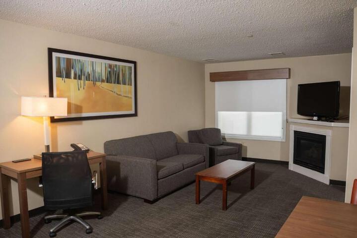 1 Queen Bed Studio Suite (4 of 25)