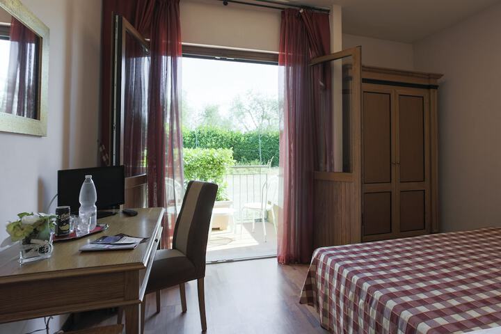 Room 10 of 77