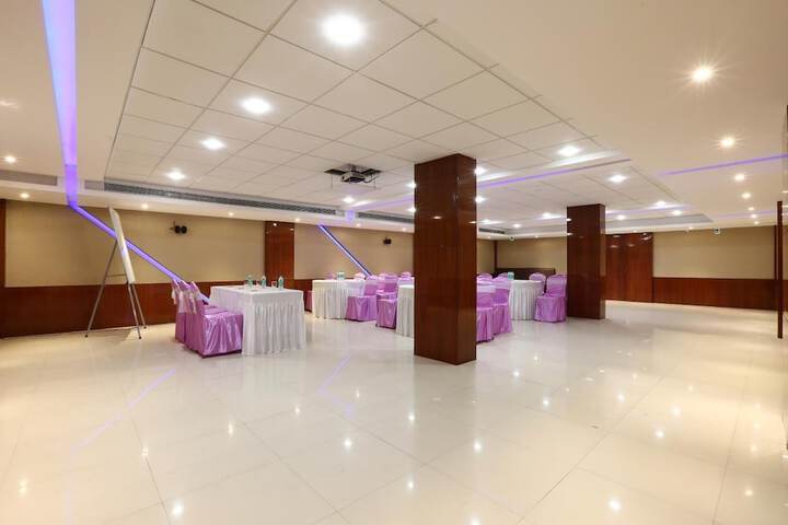 Ballroom/Hall 38 of 47