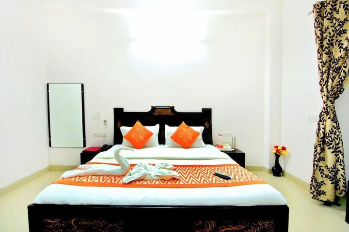 Room 4 of 8