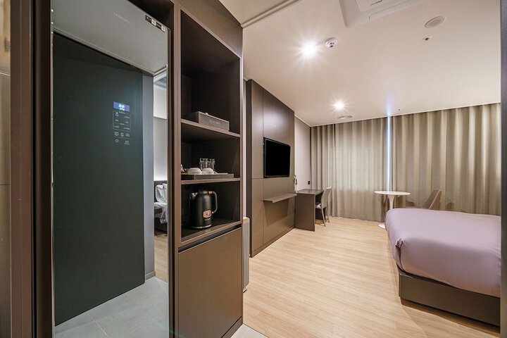 Room 32 of 94