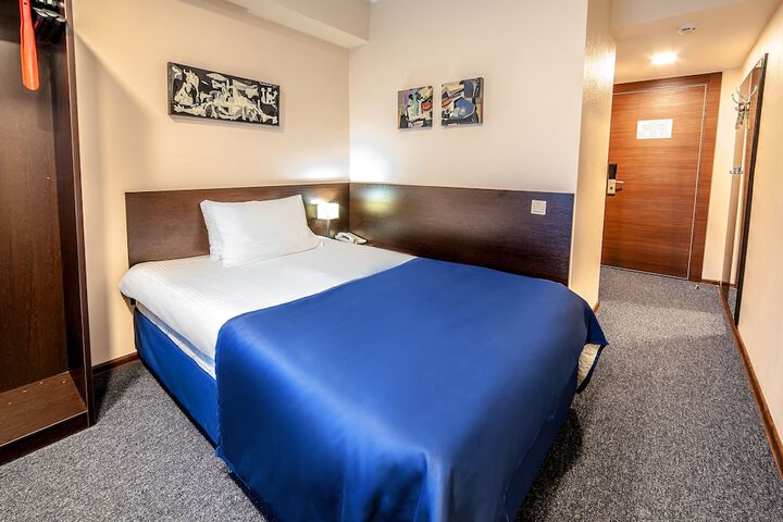 Room 17 of 107