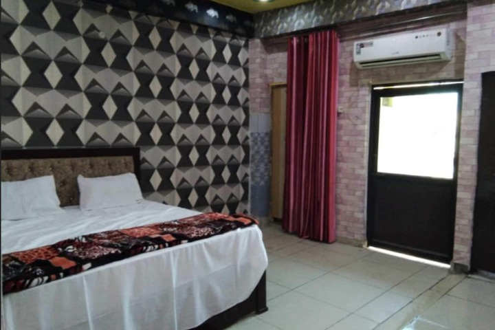 Room 6 of 13