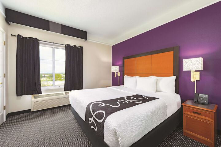1 King Bed (16 of 18)