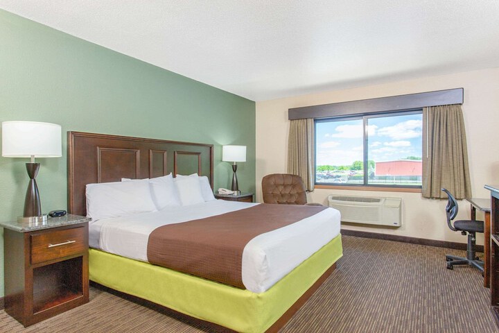 1 King Bed (5 of 7)