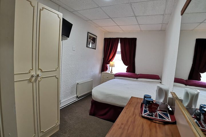 Room 6 of 102