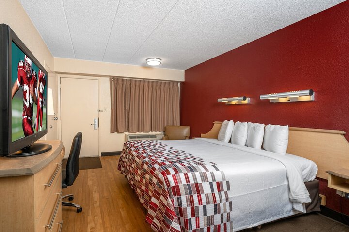 Deluxe King Bed Accessible (9 of 17)