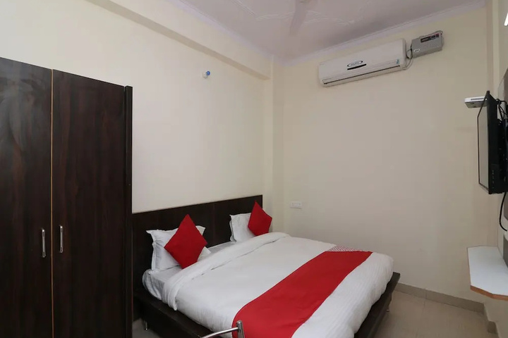 Room 7 of 12