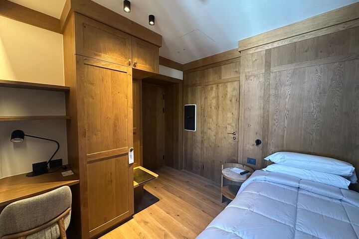 Room 32 of 106