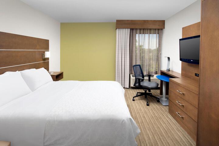 1 King Bed (3 of 16)