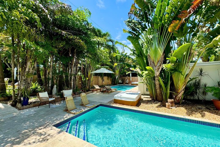 Image of Islands Inn on the Drive - Poolside Paradise - Queen Bed - B2
