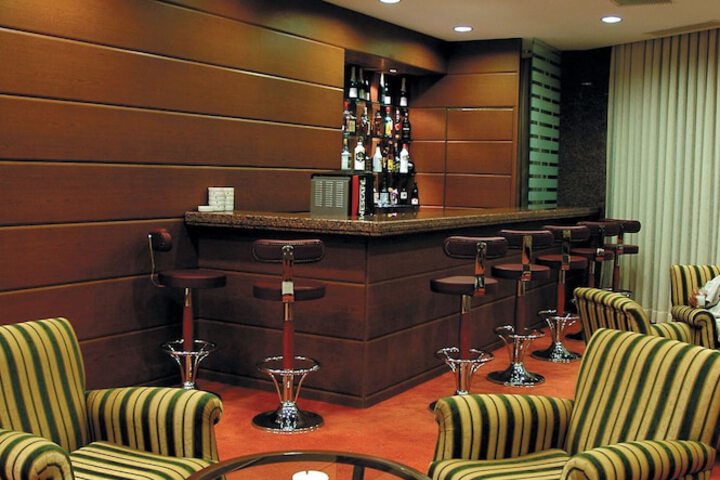 Lounge 12 of 13