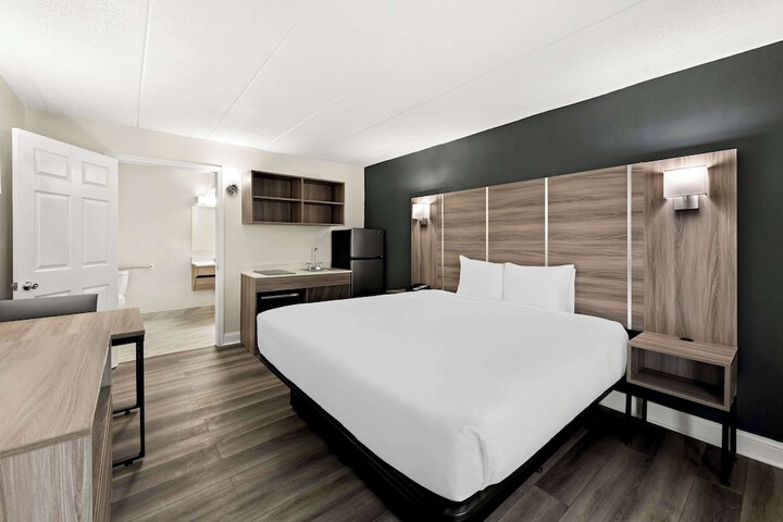 1 King Bed (5 of 10)