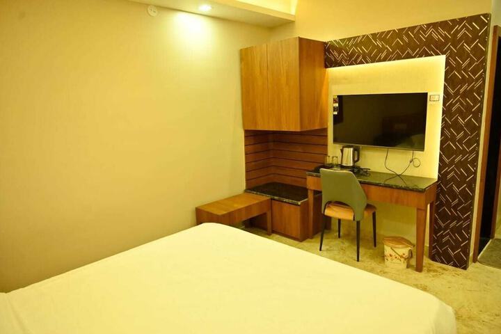 Room 7 of 9