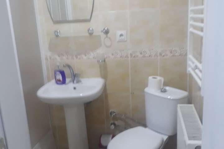 Room 8 of 166