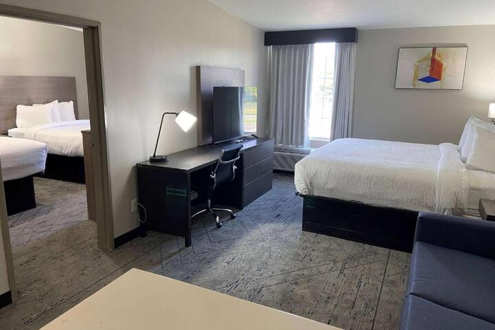 2 Queen Bed Suite (2 of 4)
