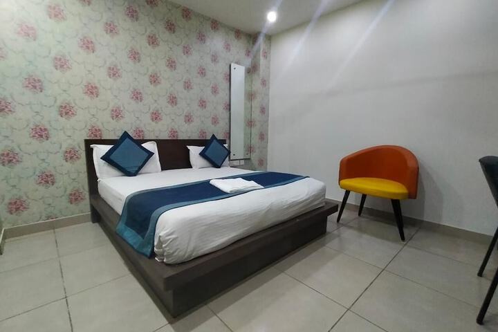 Room 9 of 32