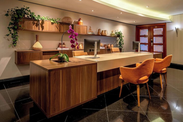 Lounge 142 of 184