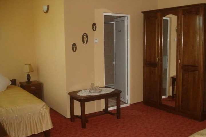 Room 2 of 3