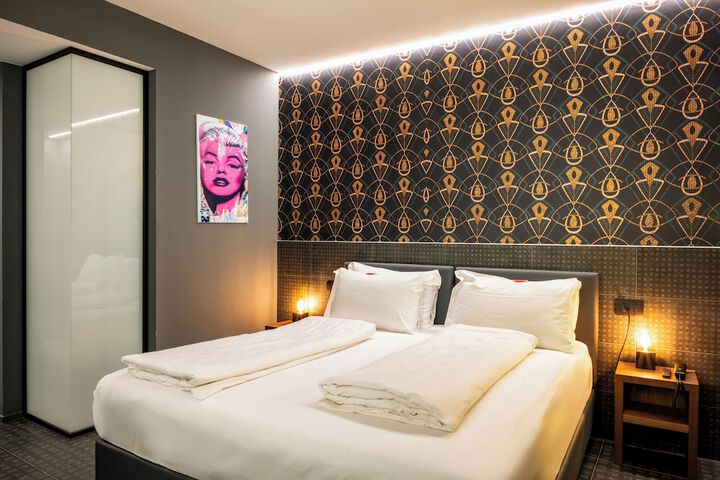 Room 6 of 25