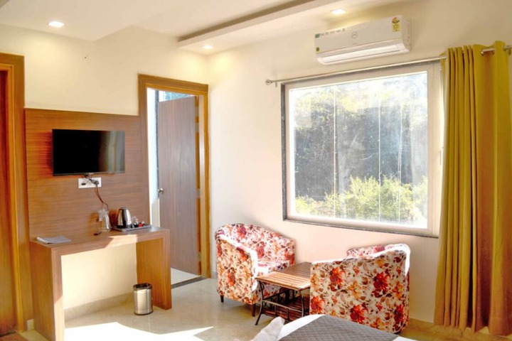 Room 4 of 5
