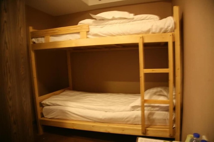 Room 47 of 90