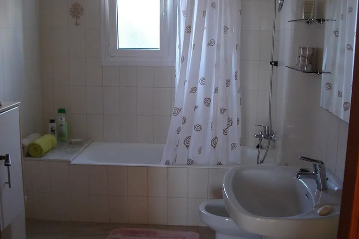 Room 4 of 9
