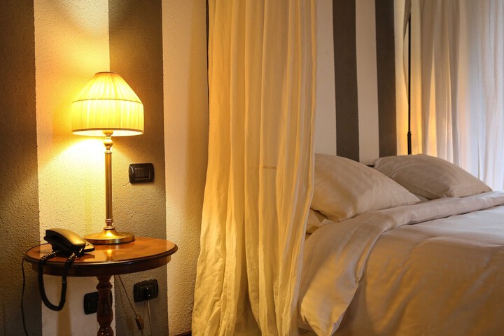 Room 5 of 99