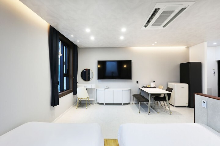 Room 52 of 61