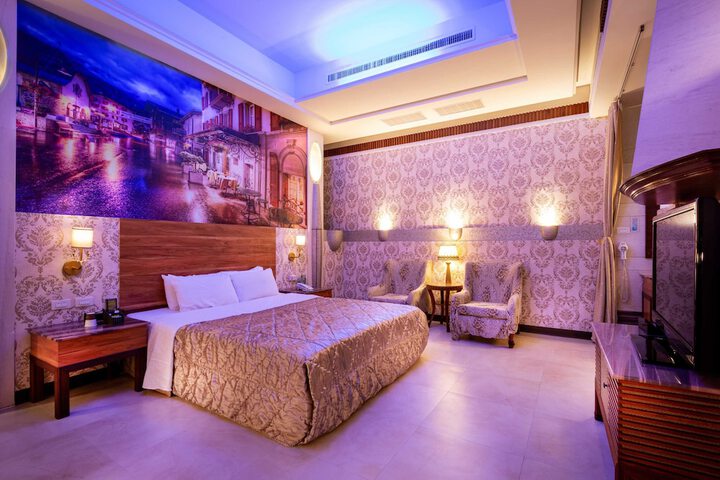 Room 37 of 83