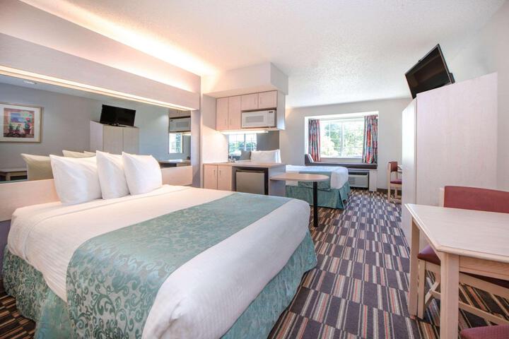 1 Queen Bed (13 of 22)
